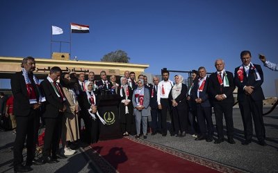 AK Parti heyetinden Refah Sınır Kapısı’nda dünyaya mesaj