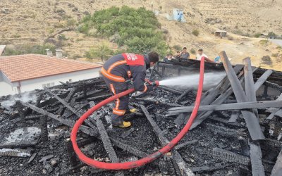 Darende’de apartman çatısında yangın çıktı