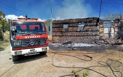 Arguvan’da metruk ev yangını