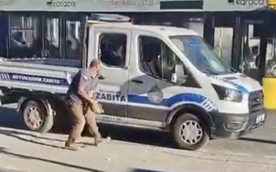 Zabıta aracına taşlı saldırı