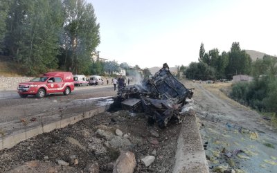 Freni Patlayan Tır Otobüse Çarpıp Alev Aldı