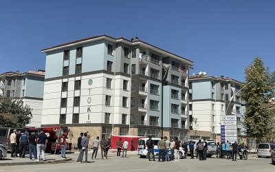 Parasını alamayan işçi çatıya çıktı