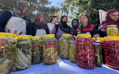 Kadın çiftçiler devlet desteğiyle ürettikleri sebzeyi turşuya dönüştürerek gelir elde ediyor