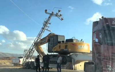 Malatya’da İş Makinesi Yüklü Tır Elektrik Direğine Çarptı