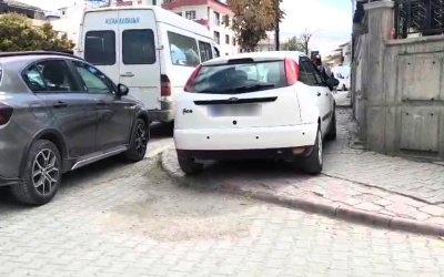 Kaldırıma yapılan parklar yayaları çileden çıkarıyor