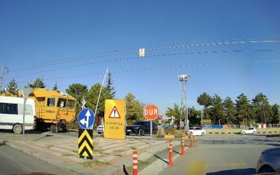 Malatya’da Hemzemin Geçitte Faciadan Dönüldü: Okul Servisi Trenin Altında Kalmaktan Son Anda Kurtuldu