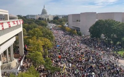 ABD'de milyonlarca kişi Trump'a karşı "Krallara Hayır" protestosuna katıldı