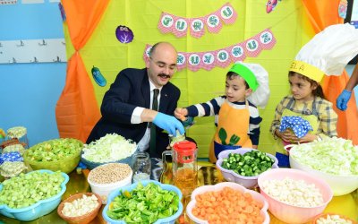 Kaymakam Çocuklarla Turşu Kurdu: Doğanşehir’de Lezzet Dolu Ders!