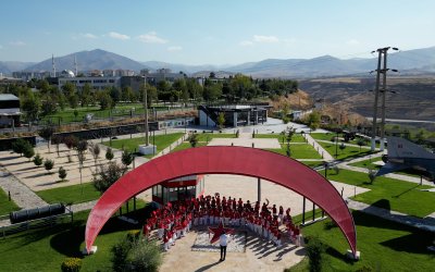 Öğrencilerden ‘Malatya’dan Cumhuriyete’ klibi: 6 noktada çekilen görüntülerle deprem sonrası kentin dirilişi vurgulandı