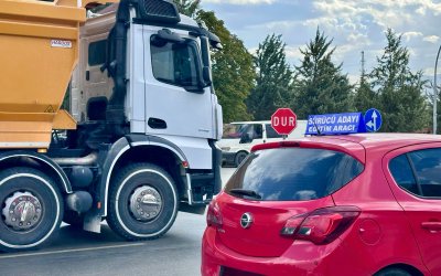 Şehir Mezarlığı Yolu Sürücü Adayları İçin Tehlike Alanına Döndü