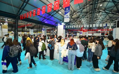 Başkan Er, Kitap Fuarında Yazarlarla Buluştu