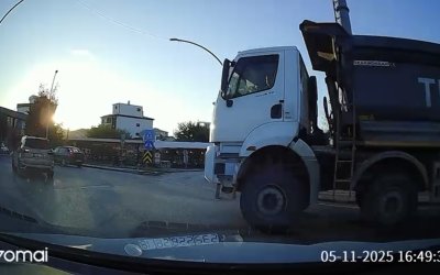 Kavşakta Tehlikeli Anlar: Hafriyat Kamyonu Yine Gündemde