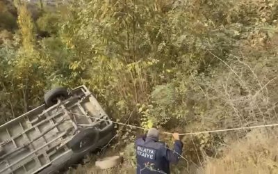 Malatya’da Panelvan Minibüs Ağaçlık Alana Devrildi: 3 Yaralı