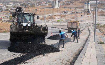 Battalgazi Belediyesi Çamurlu Mahallesi’nde Asfalt Yama Çalışması Yaptı