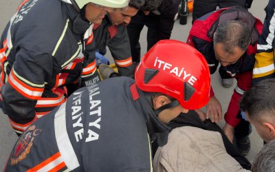 Kamyonet ile Kamyon çarpıştı: Araçta sıkışan Sürücü Yaralandı