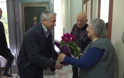 51 Yıl Sonra Öğrencilerinden Vefa: Emekli Öğretmenlerini Ziyaret Ettiler