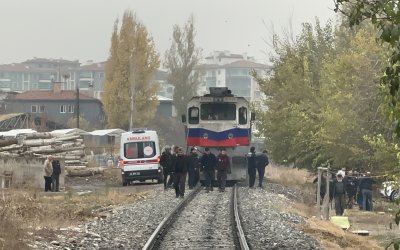 Rayların Üzerine Düşen Yaşlı Adam Tren Altında Kaldı