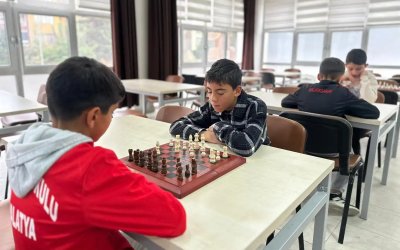 Malatya’da öğrenciler satranç turnuvasında kıyasıya yarıştı