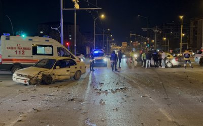 Çöşnük Kavşağı’nda İki Otomobil Çarpıştı: 6 Yaralı