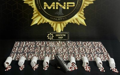 Sokak Satıcılarına Yönelik Operasyonda Sentetik Ecza ve Tabanca Ele Geçirildi