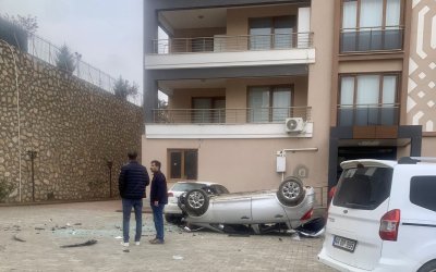 Geri Vites Yerine İleriye Alınca Otomobil Aşağıya Düştü