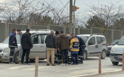 (Güncellendi) Direksiyon Başında Rahatsızlanan Sürücü Kaldırıma Çarptı