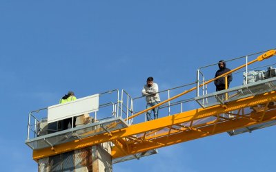 Doğanşehir’de Maaşlarını Alamayan İnşaat İlçileri Kule Vinçe Çıktı