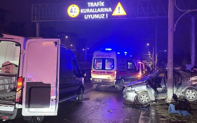 Gece Yarısı Feci Kaza; Trambüs Direğine çarpan otomobilde bir kişi öldü