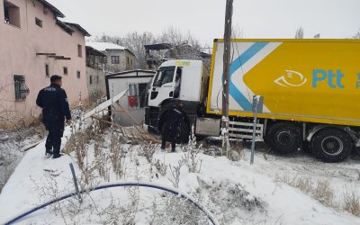 PTT Kargo Aracı Karlı Yolda Kontrolden Çıktı