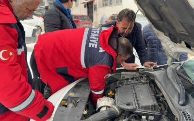 Doğanşehir’de Kaputa Sıkışan Kedi İtfaiye Ekiplerince Kurtarıldı