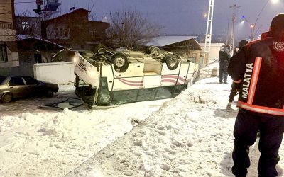 Buzlanma Kazaya Neden Oldu: İşçi Servisi Alt Yola Devrildi