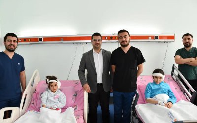 Dünya ile iletişimleri kesilen kuzenler koklear implantla hayat buldu