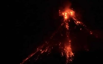 Filipinler'deki Mayon Yanardağı'nda 100 metrelik lav fışkırması gözlemlendi