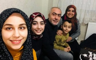 Depremde Ailesini Kaybeden Babanın Serzenişi: “Mezarımıza Taşınmışız”