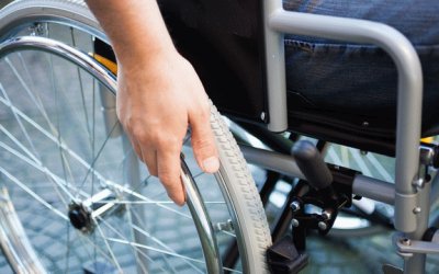 Malatya’da Hayırseverlerden Tekerlekli Sandalye Desteği