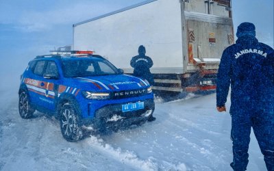 Malatya–Kayseri Karayolunda Çekici ve Kamyonlara Kar Engeli