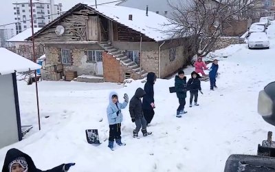 Tecde’de kar temizliğine çocuk molası