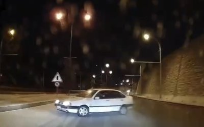 Buzlanma Nedeniyle Makas Atan Otomobil Trafiği Tehlikeye Soktu