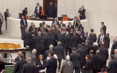 CHP’li Ağbaba’nın Tabutlu Protesto Girişimi Genel Kurulda Gerilime Neden Oldu