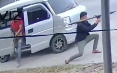 Filipinler'de belediye başkanının aracına roketli saldırı kameralara yansıdı