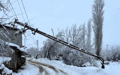 Doğanşehir’de Kar ve Tipi Elektrik Direğini Devirdi