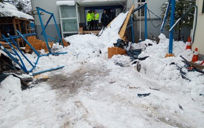 Doğanşehir’de Kar Yağışı Nedeniyle Sundurma Çöktü