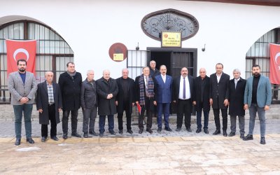 “Milletvekilleri 400 Bin TL İle Geçinemiyorsa, Emekli 20 Bin Lira İle Nasıl Geçinecek?”