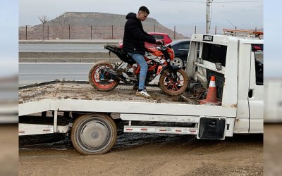 Makas Atıp Akrobasi Yaptılar, Polis Affetmedi