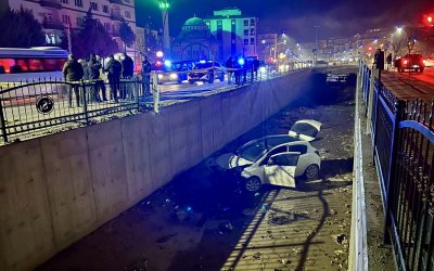 Direksiyon Hakimiyetini Kaybeden Sürücü Sulama Kanalına Uçtu