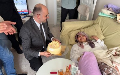 Depremde Bacağını Kaybetti, Hayata Tutundu