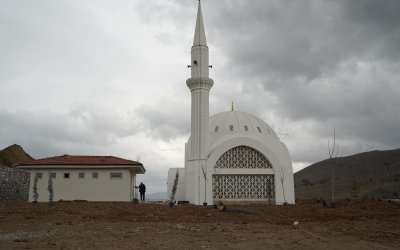 Vali Yavuz: Deprem Konutlarındaki Camileri Ramazan’a Yetiştirmek İçin Çalışıyoruz