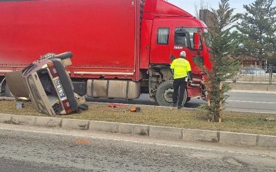 Malatya’da Tır İle Otomobil Çarpıştı: 1 Araç Yan Yattı