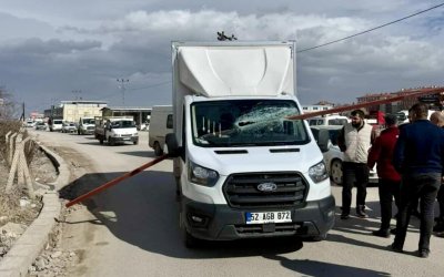 Malatya’da Rüzgarın Savurduğu Demir Parça Aracın İçine Girdi