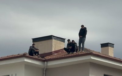 Paralarını Alamayan İşçiler Çatıya Çıktı